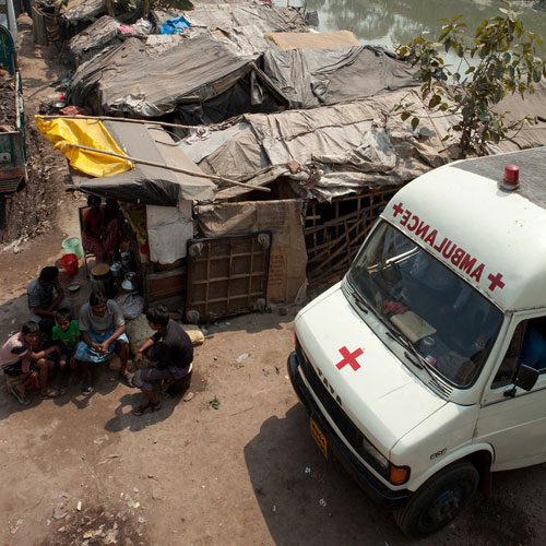 Der Strassenmedizin-Bus im Einsatz in einem Slum.