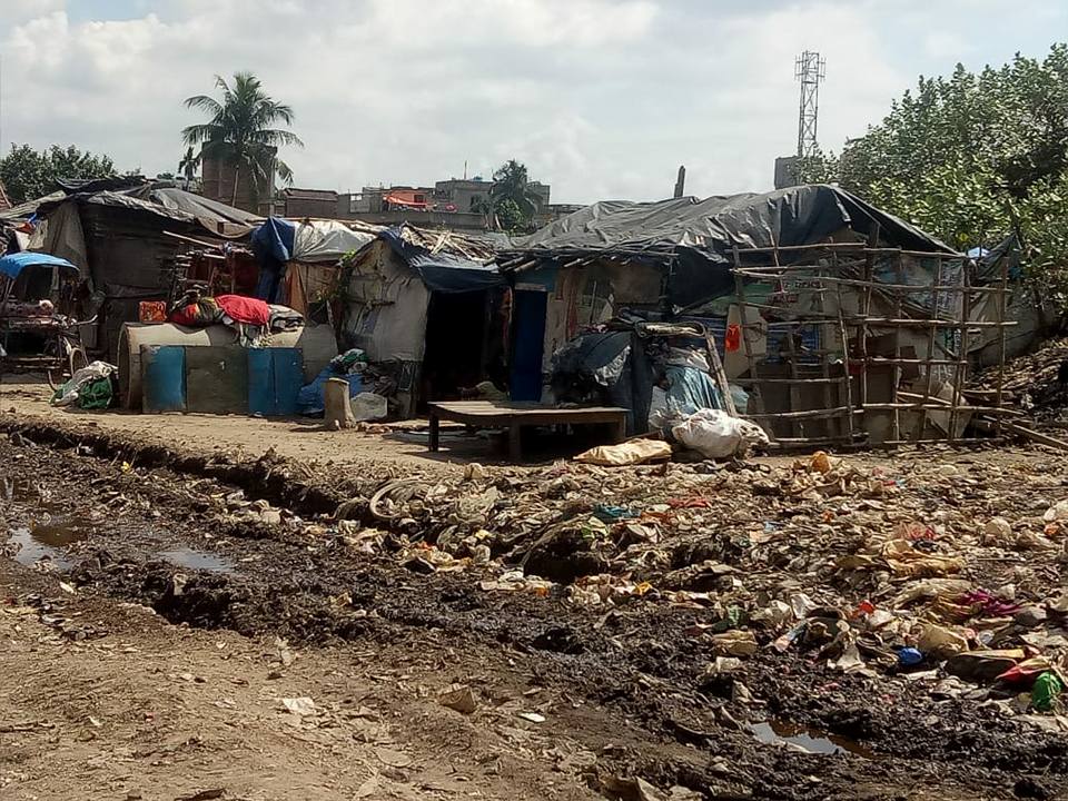 Die Behausungen im Slum Liluah Bagar bestehen zu einem grossen Teil aus wieder verwertetem Abfall.