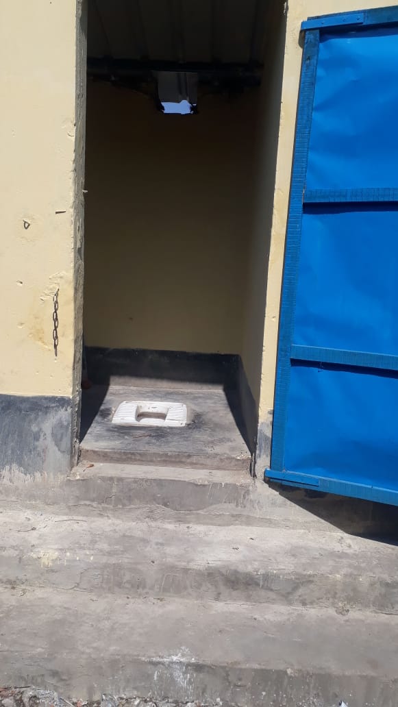 Die neuen Toiletten in Dakshineswar haben eine richtige Tür und verfügen über eine Wasserspühlung.