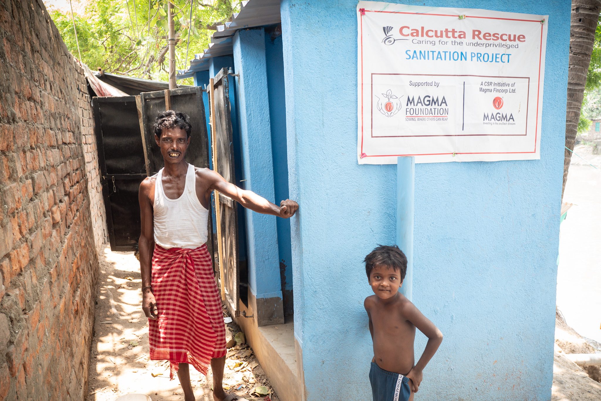 Die neuen Toiletten mit Dach und Türen im Slum Kolkata Station.