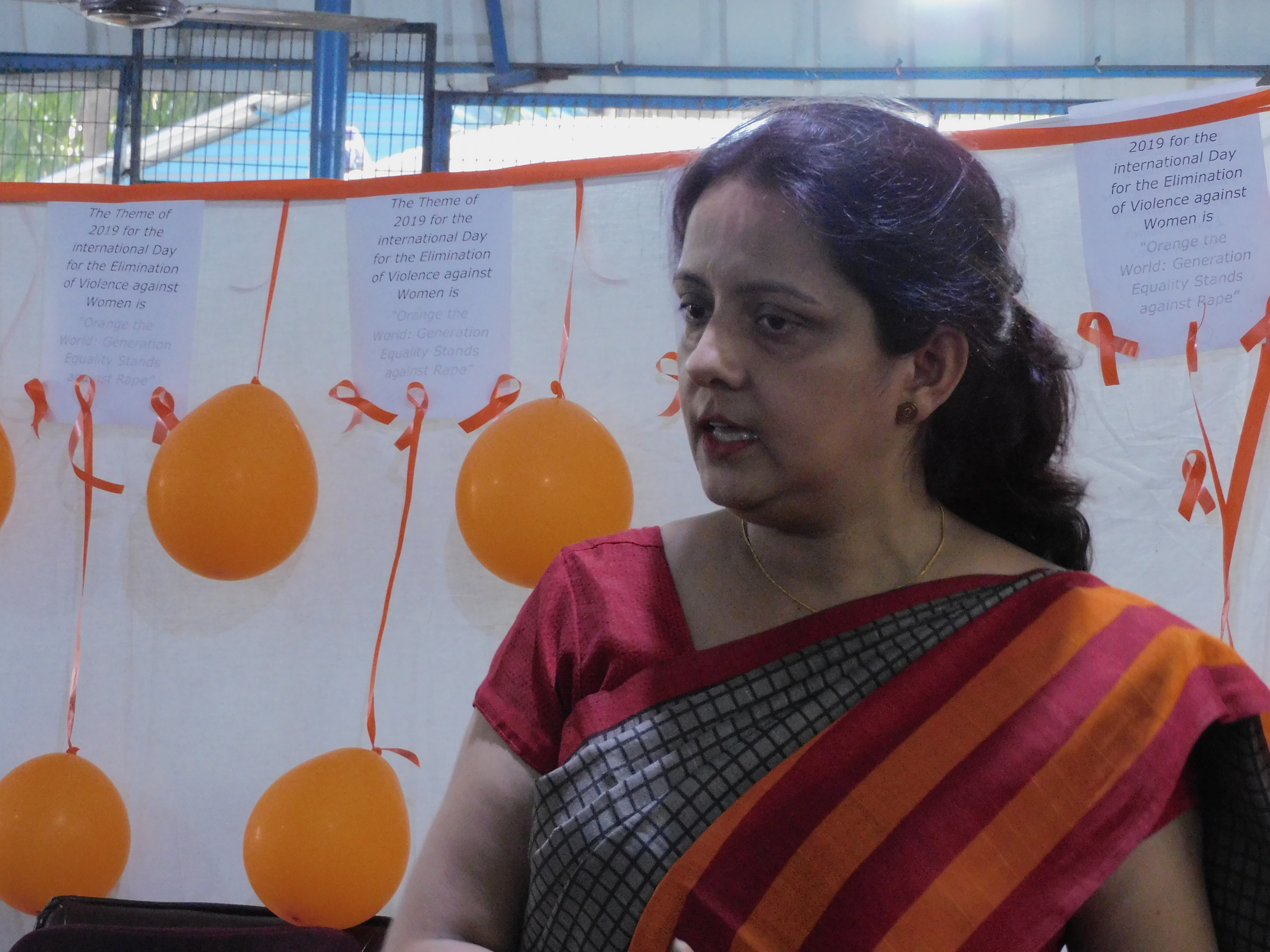 Die Berufsberaterin Tuli erklärt Arbeitsmöglichkeiten für Frauen um Unabhängigkeit zu gewinnen.