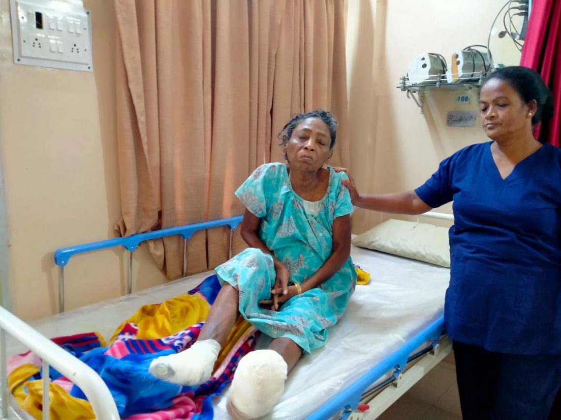 Aava wird im Spital von Calcutta Rescue begleitet